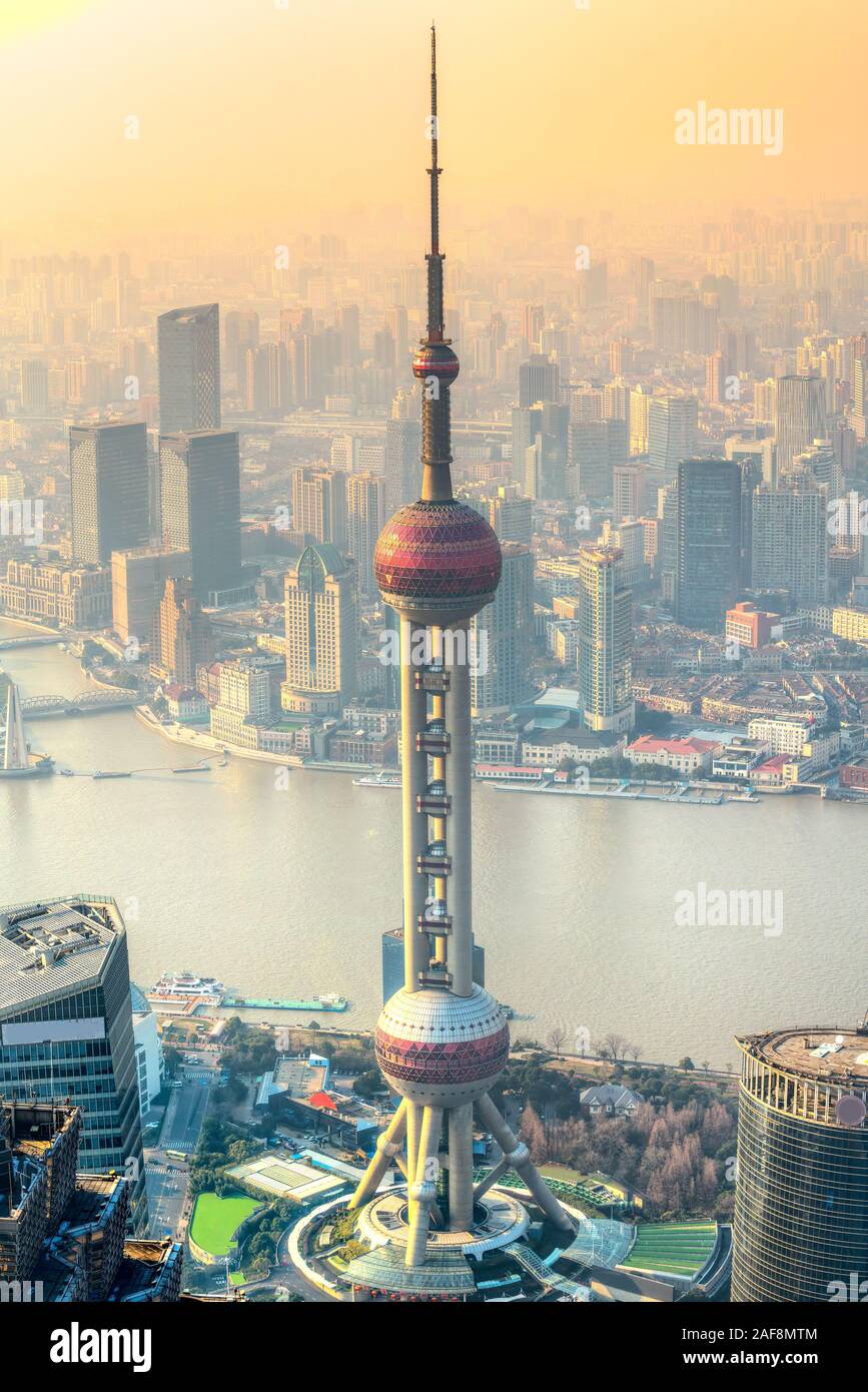 Shanghai Skyline der Stadt, mit Blick auf die Wolkenkratzer von Pudong und den Fluss Huangpu. Shanghai, China. Stockfoto