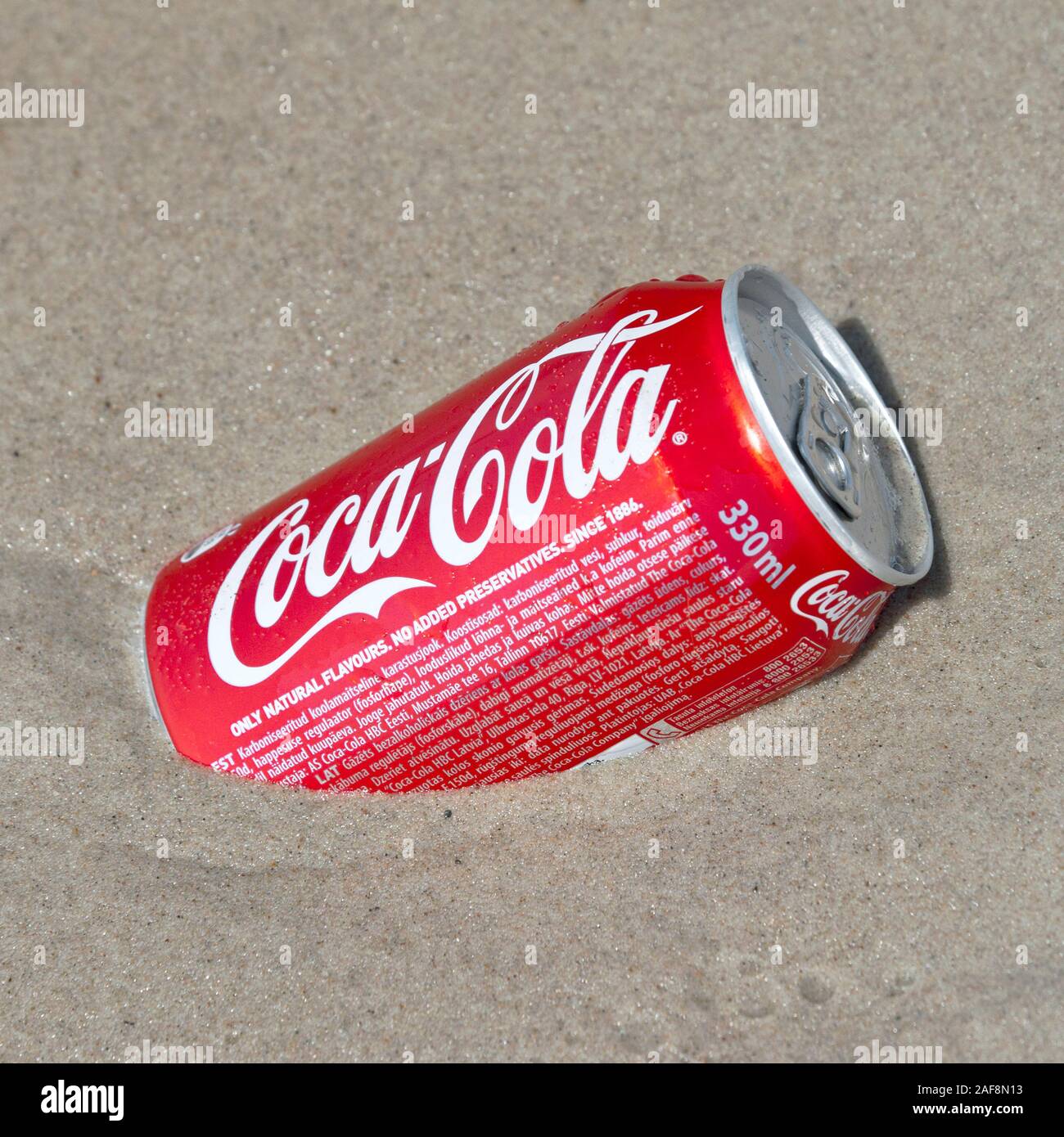 Classic Coca - Cola Dose im Sand am Strand klemmt Stockfoto