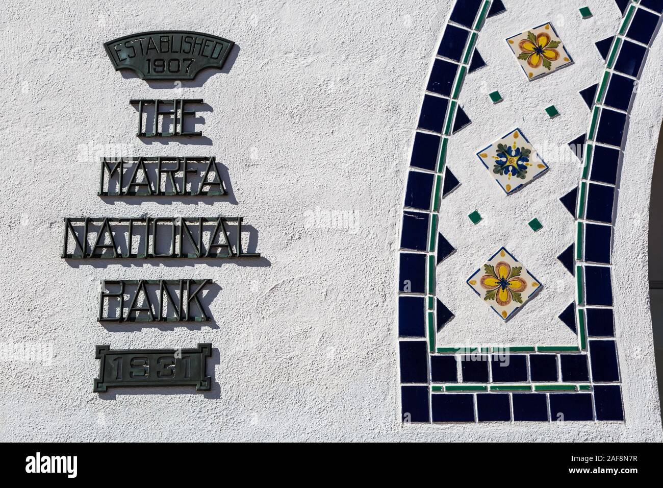 Marfa, Texas. Wand Dekoration mit Fliesen, Marfa Nationalbank, 1931. Stockfoto
