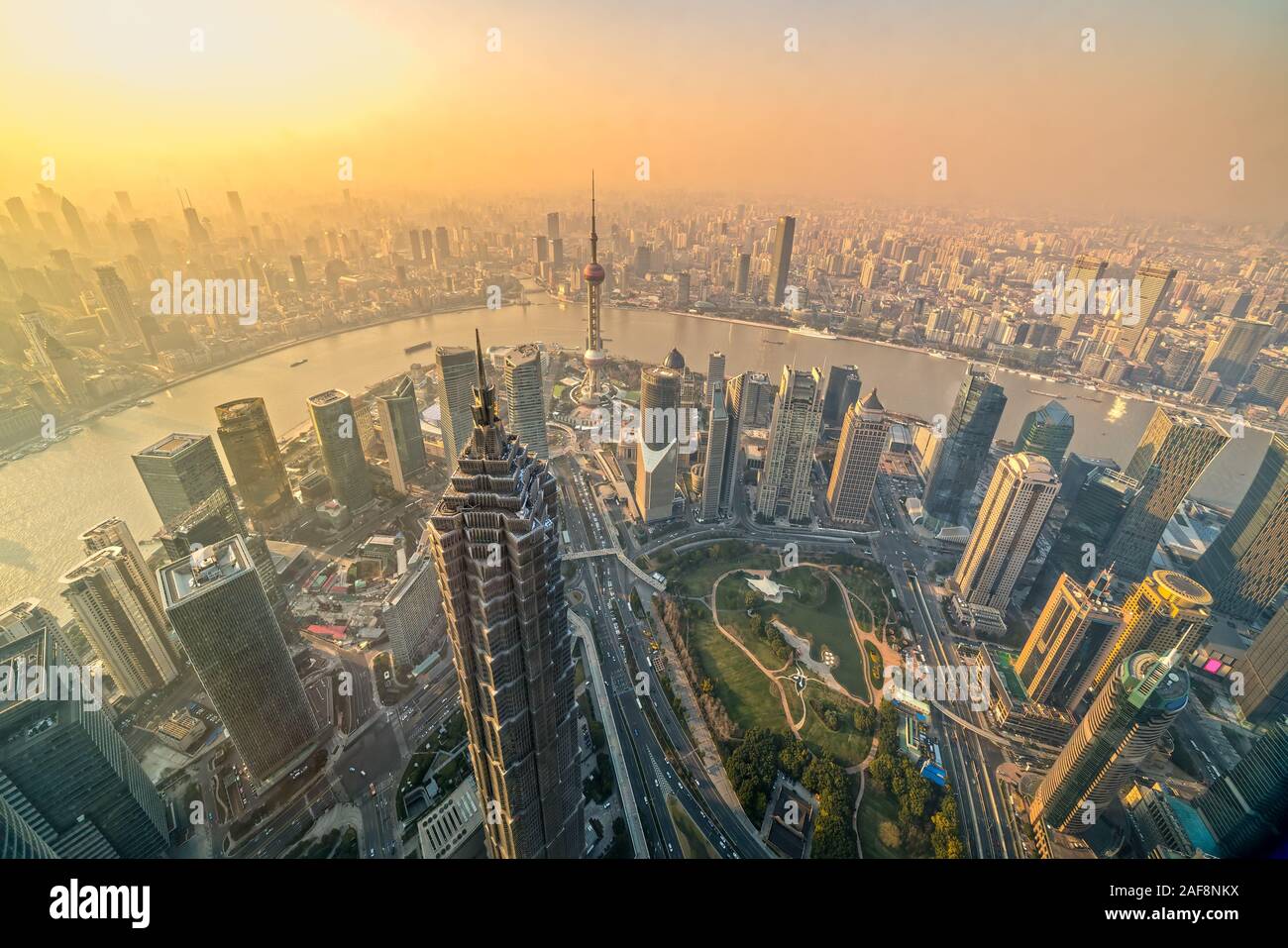 Shanghai City Skyline, Luftaufnahme der Wolkenkratzer von Pudong und den Fluss Huangpu. Shanghai, China. Stockfoto
