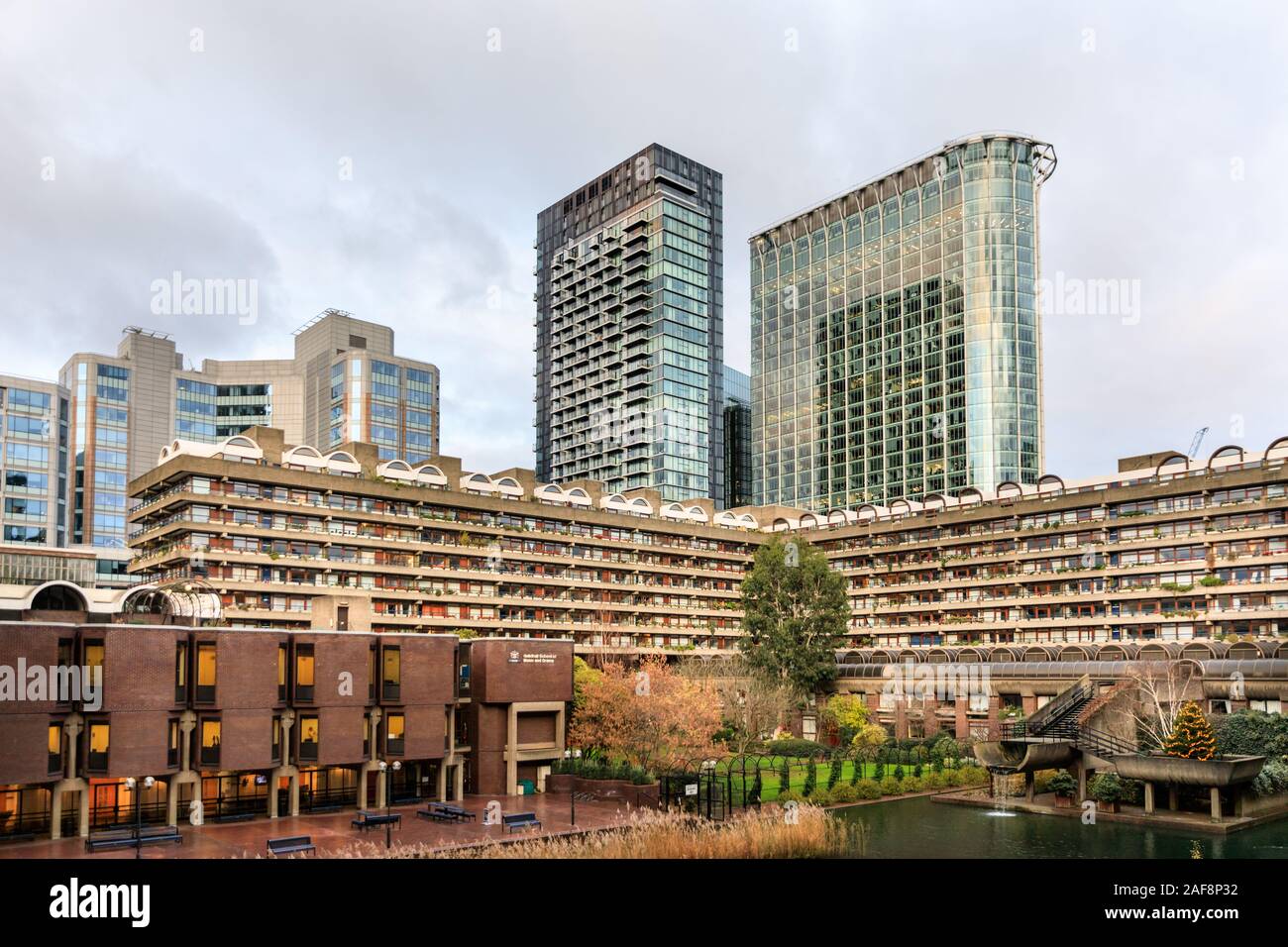 Barbican Estate, außen, 60er Jahre konkrete brutalist Architektur und Wohnungsbau in der Stadt von London, Großbritannien Stockfoto