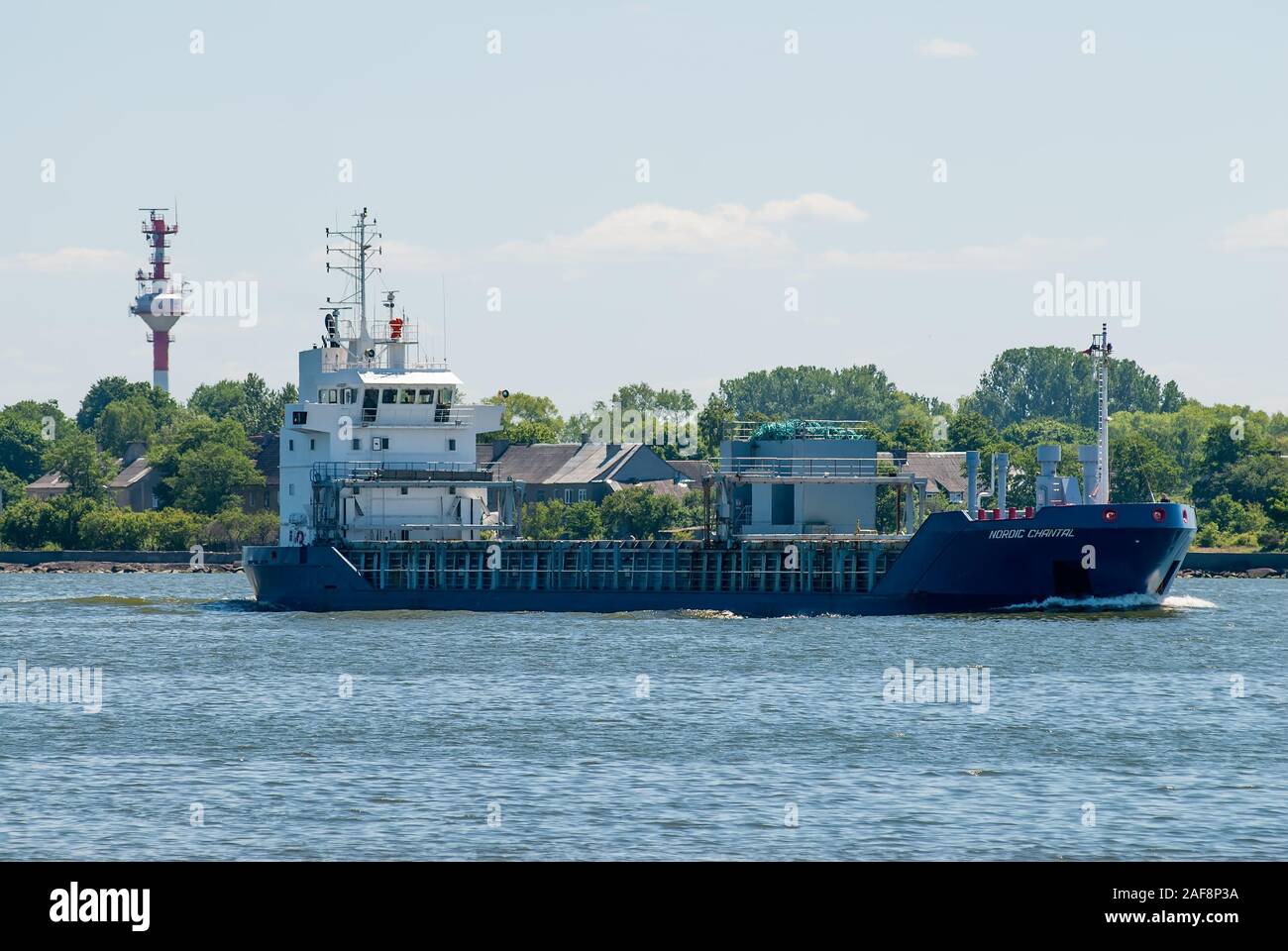 Transportschiff geht über Ostsee Kanal zum Meer Stockfoto