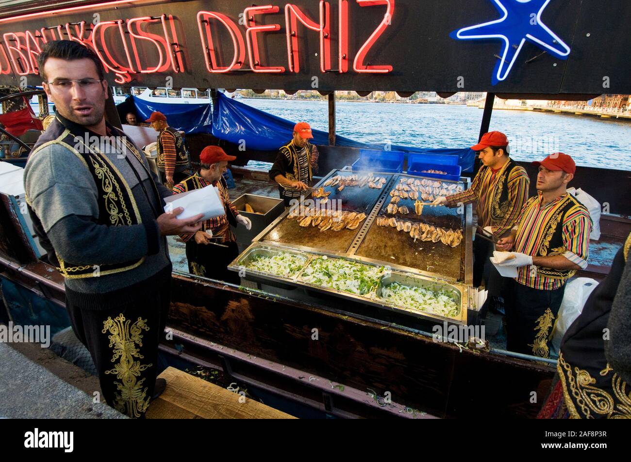 Fast food im türkischen Stil, Makrele Verkäufer auf der Uferpromenade am Eminönü Istanbul, Istanbul, Türkei Stockfoto