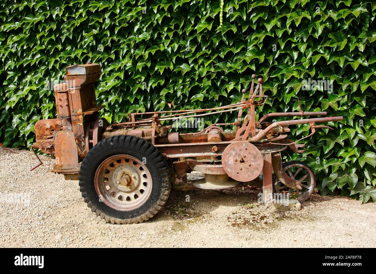 Alte Weinlese Ausrüstung, antike, verrostet, Weinberg, Wein, orange, grüne Wand von Blättern, Georges du Boeuf Wein Museum und Weingut; Beauj Stockfoto Alte Weinlese Ausrüstung, antike, verrostet, Weinberg, Wein, orange, grüne Wand von Blättern, Georges du Boeuf Wein Museum und Weingut; Beauj Stockfoto