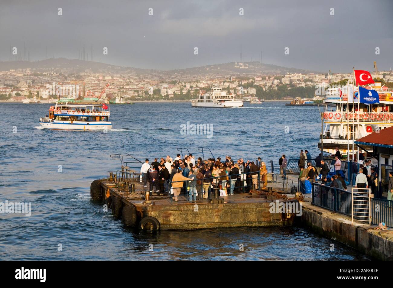 Pendler für das Boot auf der asiatischen Seite von Istanbul. Türkei Stockfoto