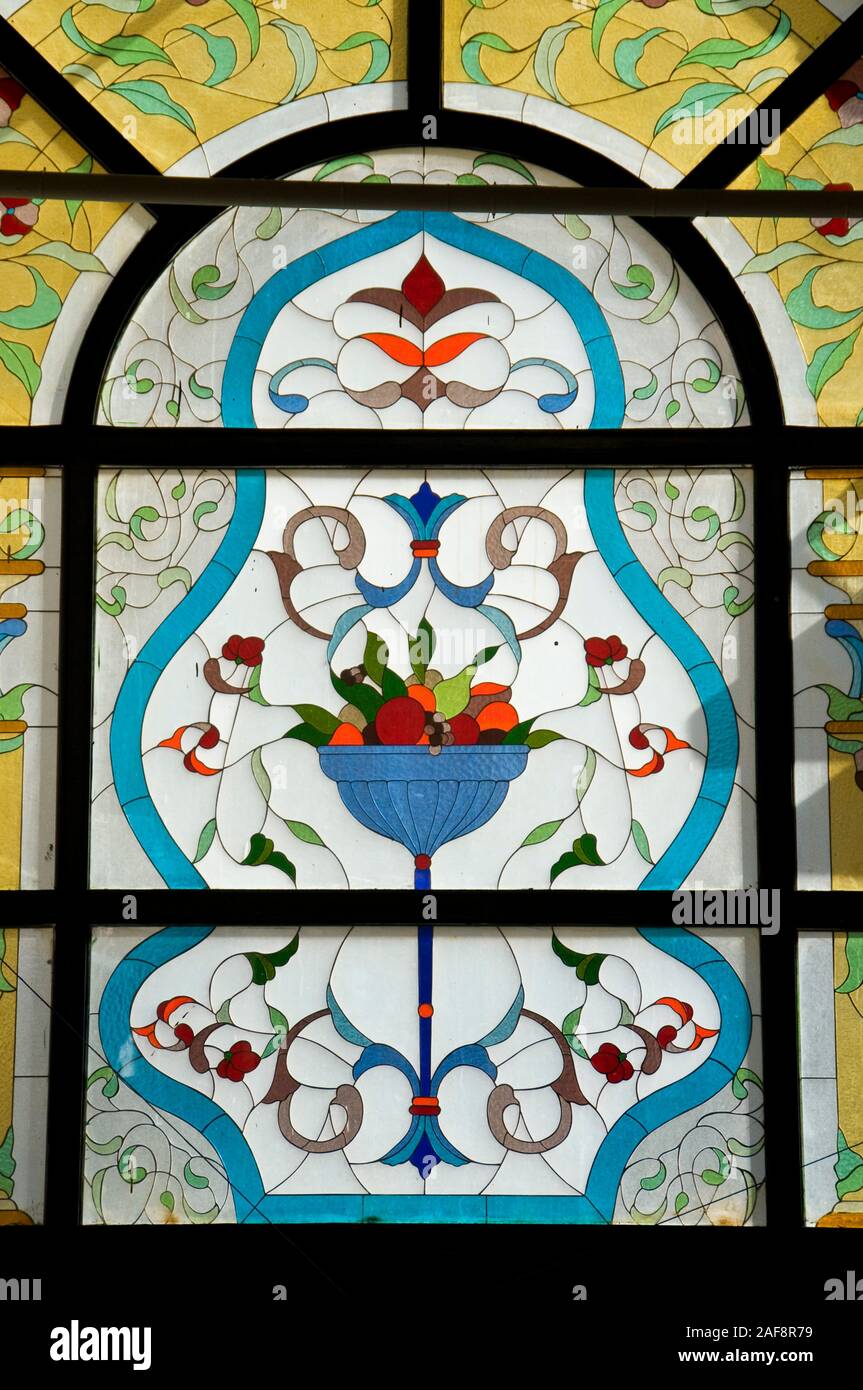 Glasmalereien in Cicek Pasaji, im historischen Stadtteil Beyoglu. Istanbul, Türkei Stockfoto