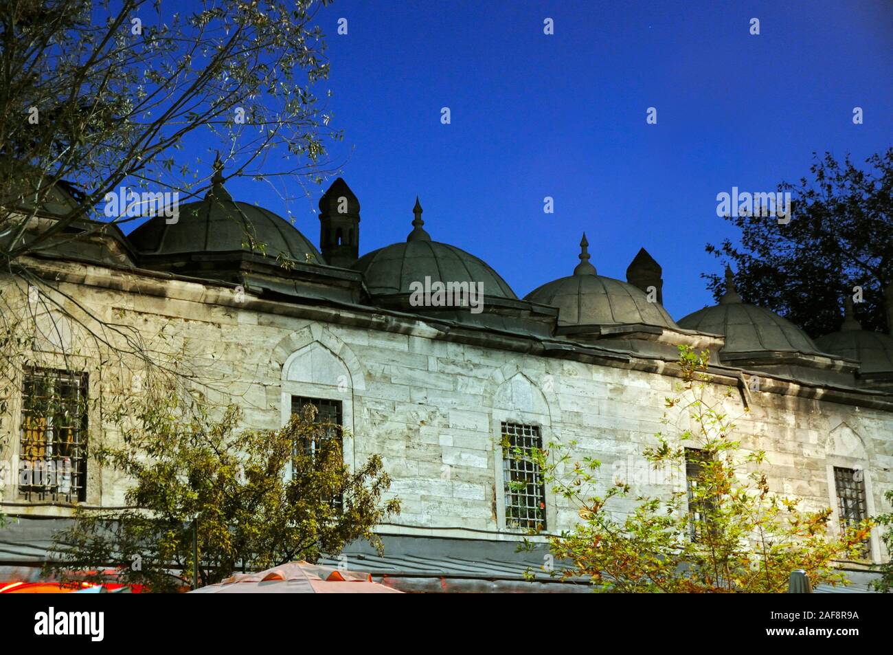 Süleymaniye Camii Straße bei Nacht. Istanbul, Türkei Stockfoto