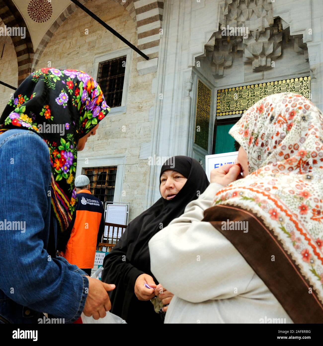 Die Leute an der Sultanahmet Moschee (Blaue Moschee), einem UNESCO-Weltkulturerbe. Istanbul, Türkei Stockfoto