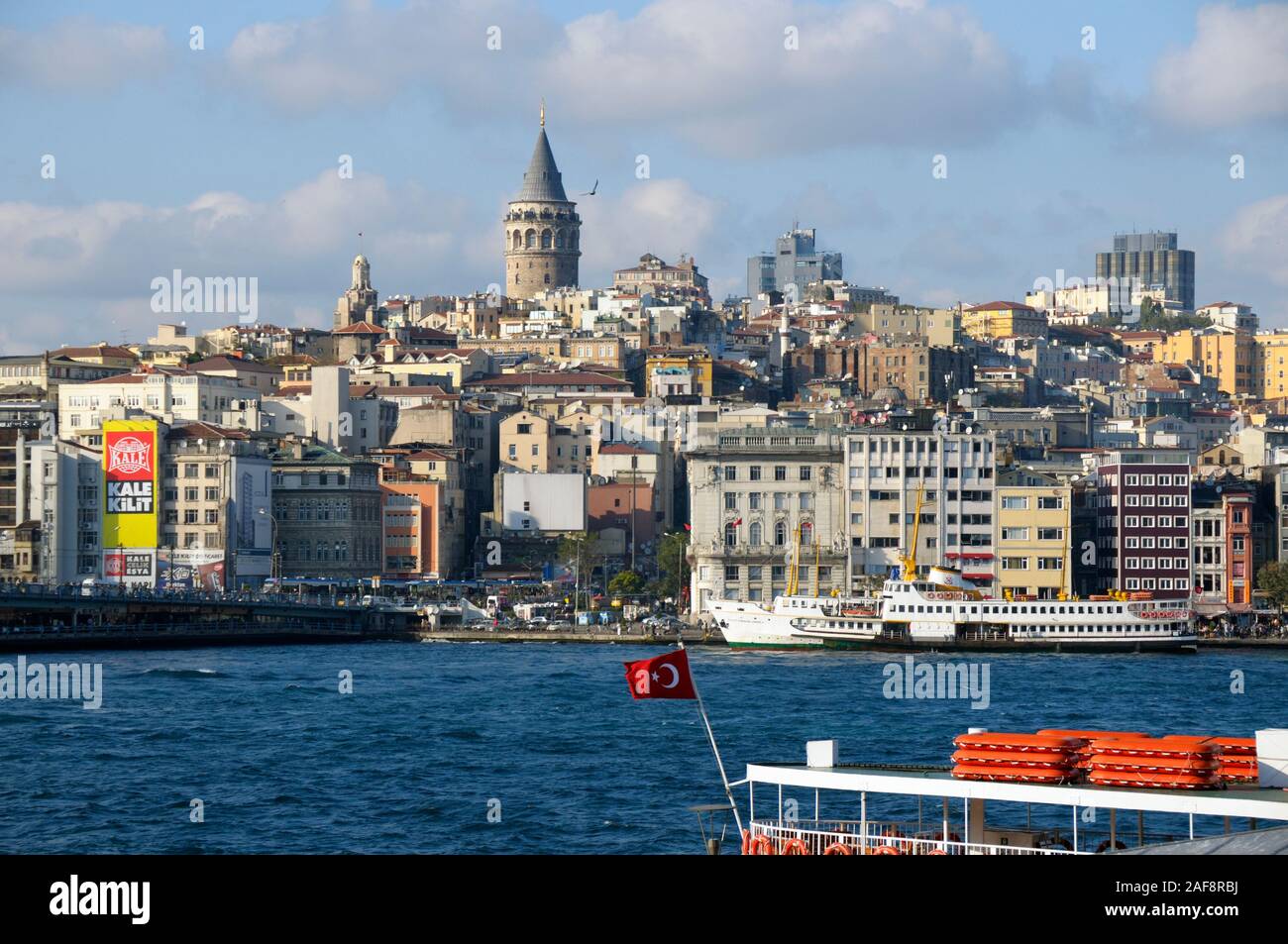 Stadtteil Karakoy und Galata Turm über das Goldene Horn. Istanbul, Türkei Stockfoto