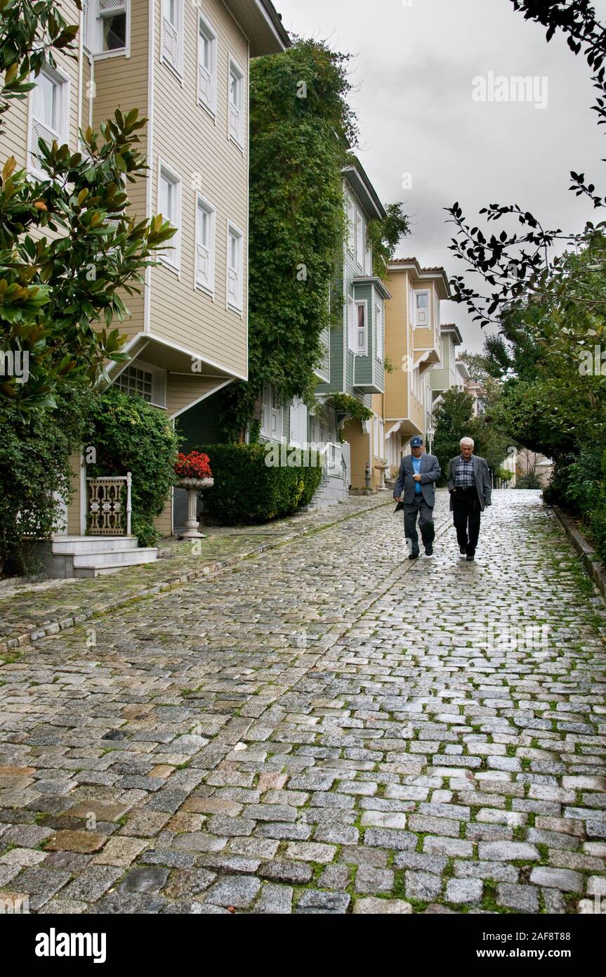 Traditionelle Holzhäuser (Yali) an Soğuk Çeşme Sokak. Istanbul, Türkei Stockfoto