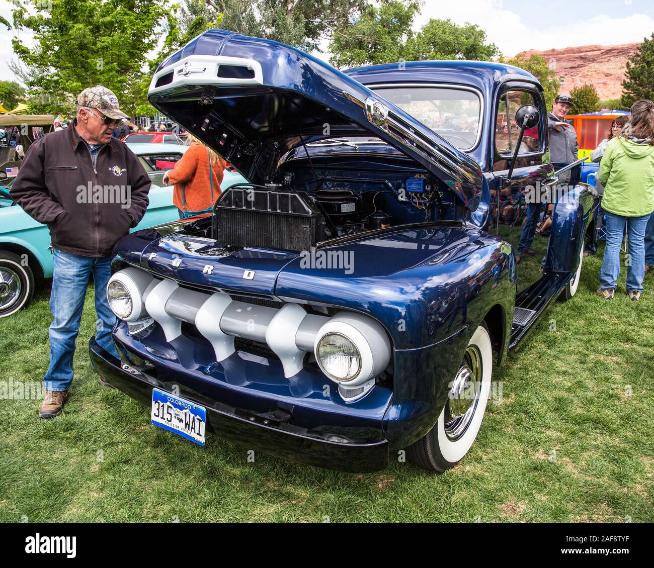 Ein restauriertes Tock 1952 Ford F1 Pickup Truck in der Moabiter April Aktion Auto Show in Moab, Utah. Stockfoto