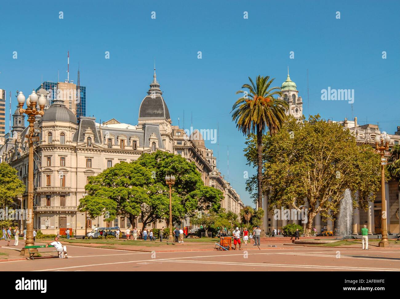 Park und die Catedral Metropolitana an der Plaza de Mayo im Zentrum der Stadt Buenos Aires, Argentinien Stockfoto