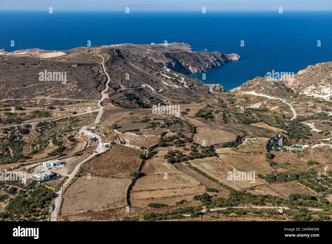 Luftbild mit Straßen, Strände, Klippen und Vegetation, Milos, Griechenland Stockfoto