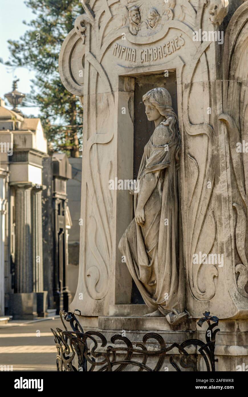 Alte Grabsteine an der Cementario de la Recoleta in Buenos Aires, Argentinien Stockfoto