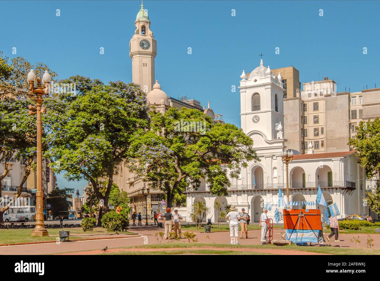 Park und die Catedral Metropolitana an der Plaza de Mayo im Zentrum der Stadt Buenos Aires, Argentinien Stockfoto