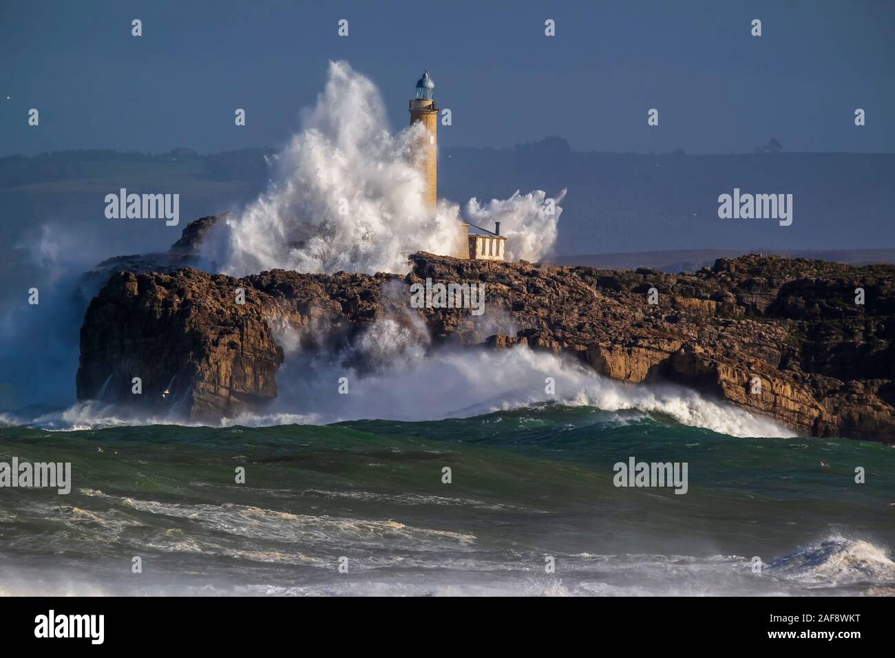 Mouro Island Lighthouse. Große Wellen und Sturm - Stockfoto