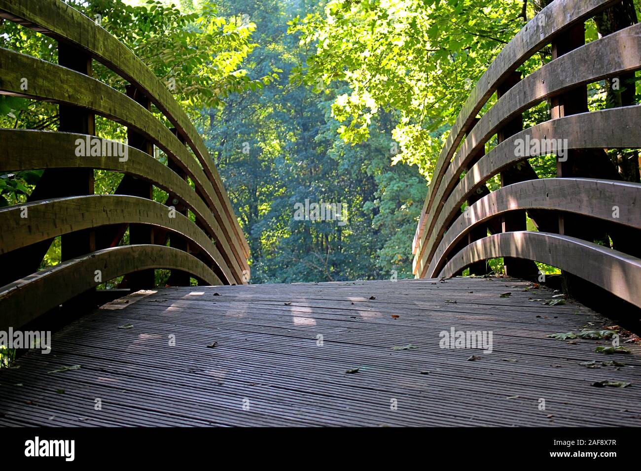 Nahaufnahme Vorderansicht einer Holzbrücke mit Fokus auf den Vordergrund Stockfoto