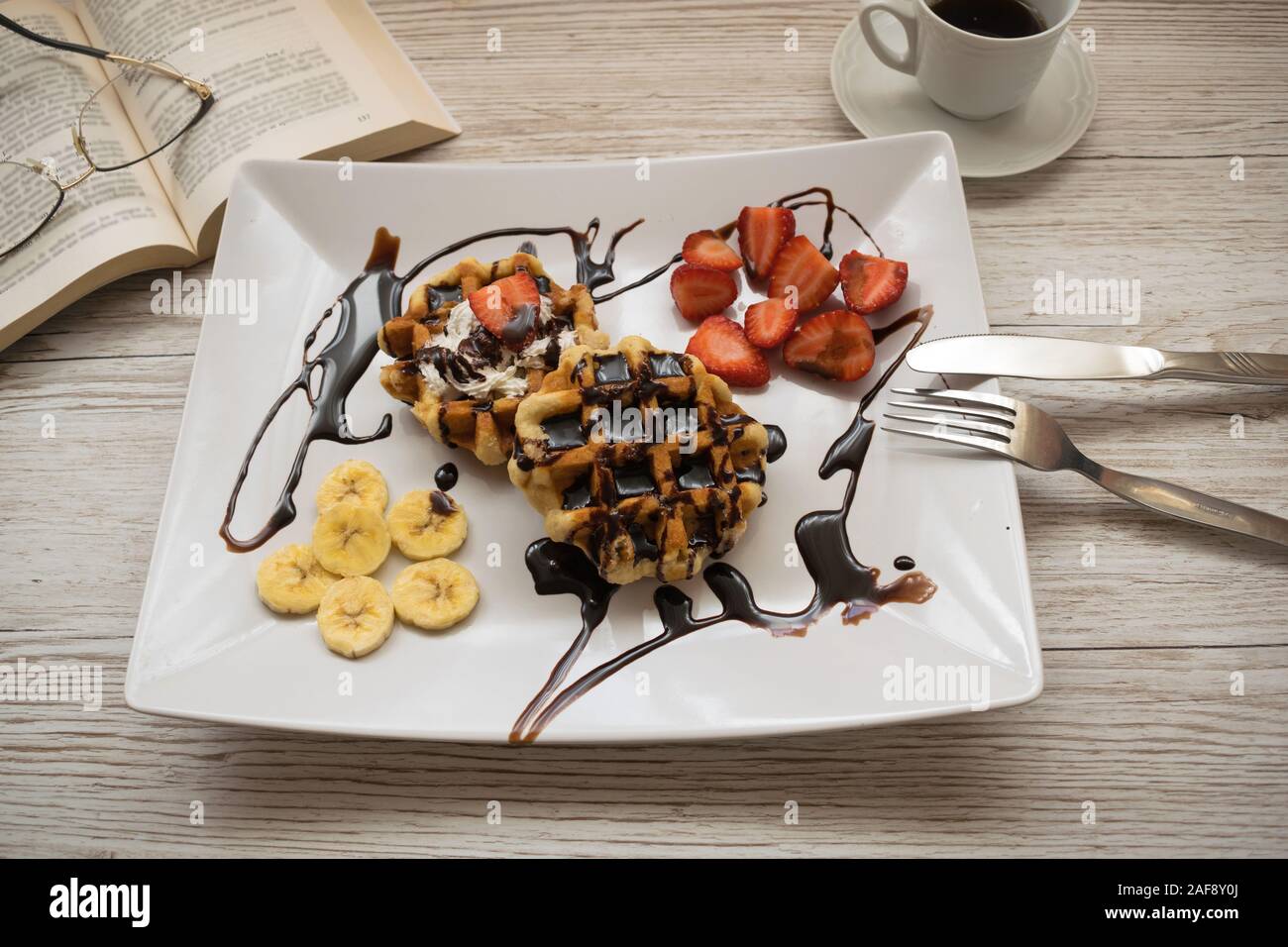 Belgische Waffeln mit Obst und Kaffee Stockfoto