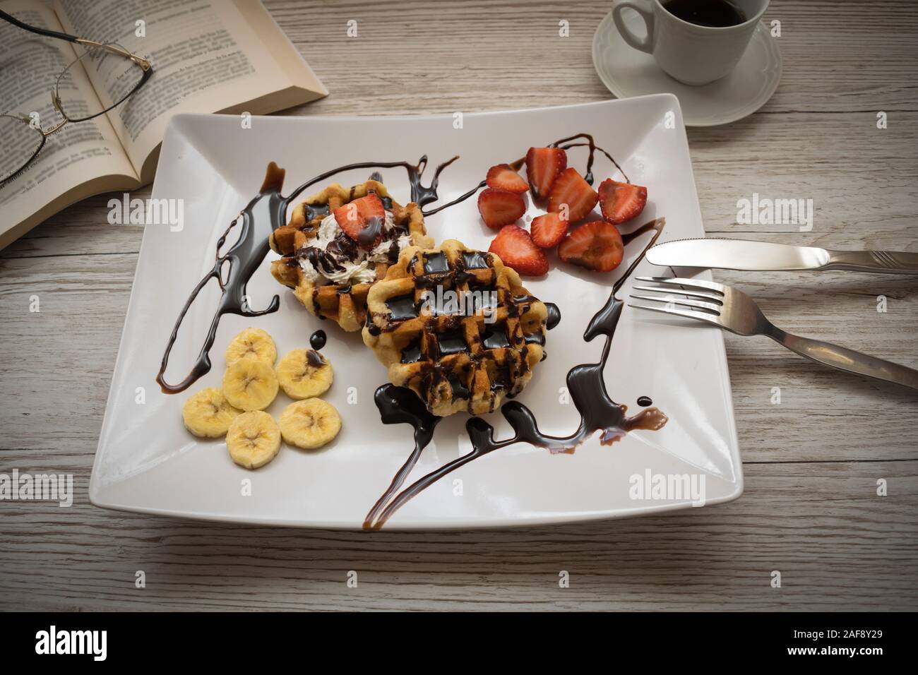Belgische Waffeln mit Obst und Kaffee Stockfoto