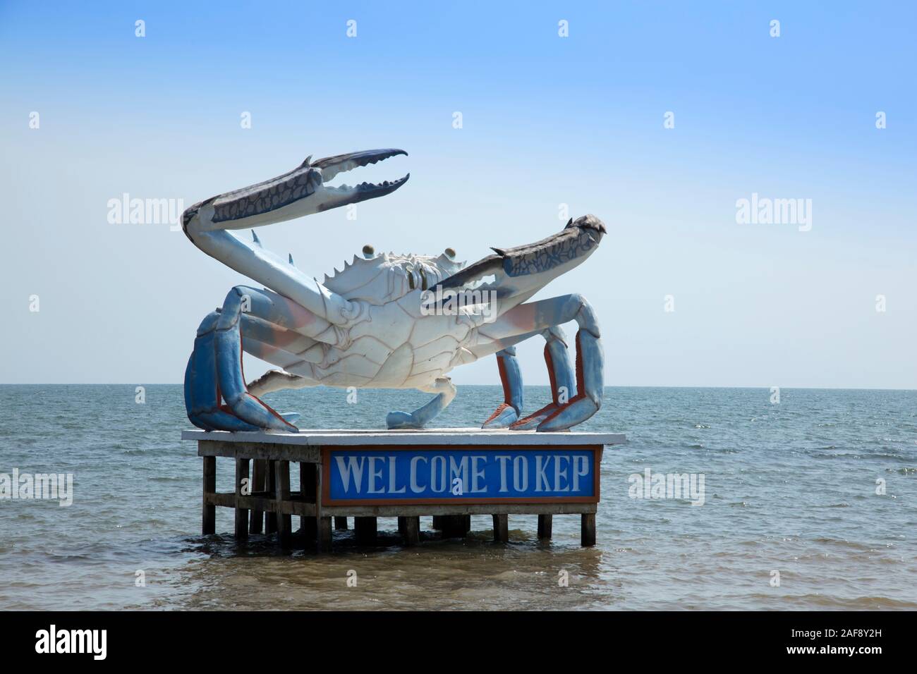 Das "Welcome to Kep"-Denkmal - eine Schwimmkrabbe, neben dem Kep Crab Market, Kambodscha Stockfoto