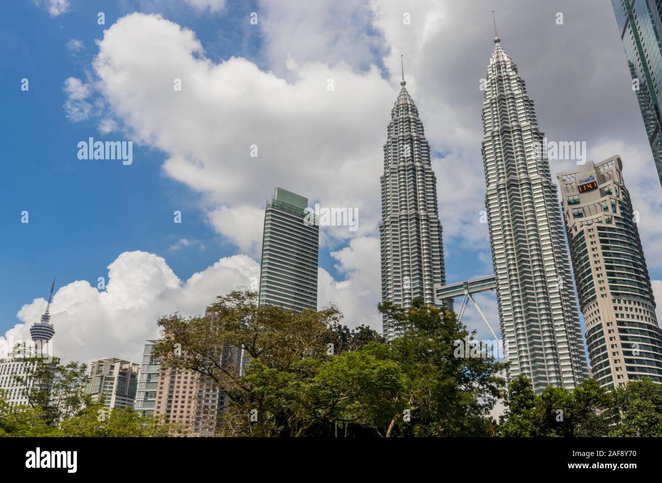 Petronas Towers und dem KL Tower in Kuala Lumpur City Centre (KLCC), Malaysia, November 2019 Stockfoto