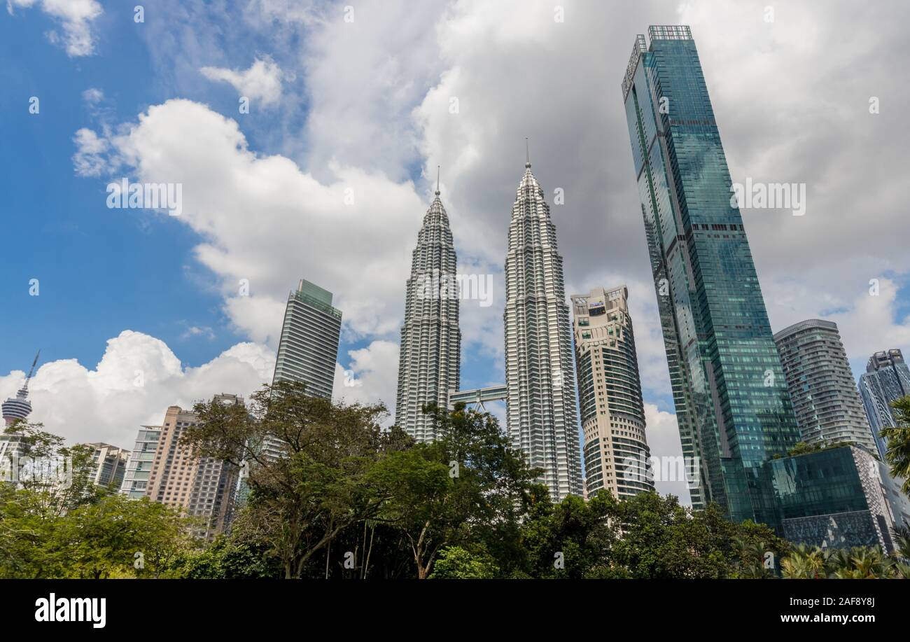 Petronas Towers und dem KL Tower in Kuala Lumpur City Centre (KLCC), Malaysia, November 2019 Stockfoto