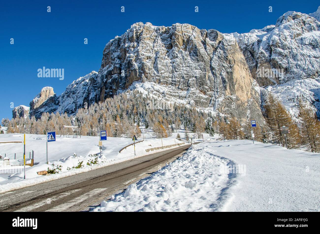 Die Sella Pass ist die dritte von 7 Dolomiten Pässe Reiter Kreuz in der jährlichen Maratona dles Dolomites eintägigen Radrennen. Stockfoto