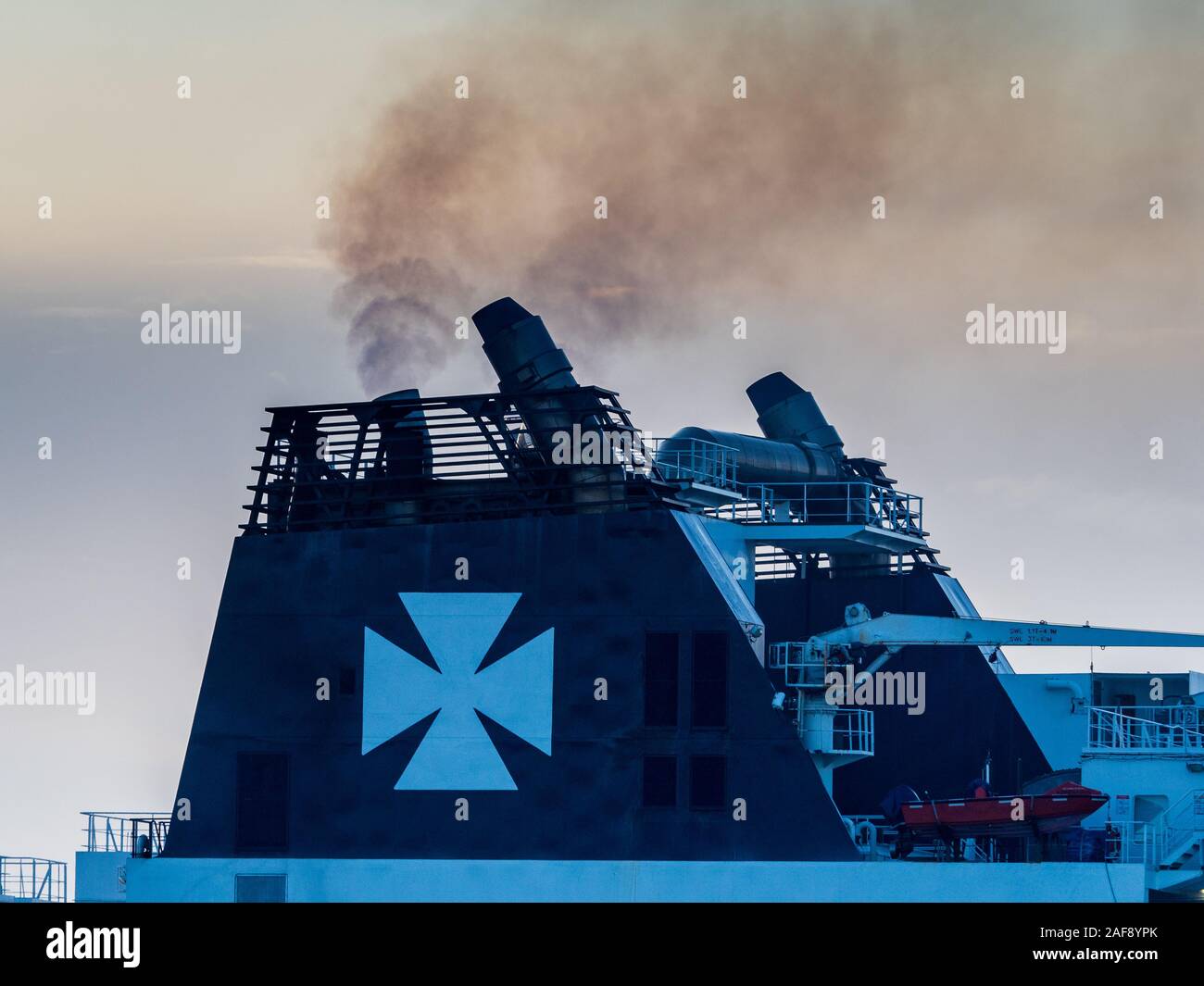 Schiffe Rauch aus dem Auspuff - Ship Funnel - Verschmutzung durch Schiffe - Rauch aus Containerschiffen Stockfoto