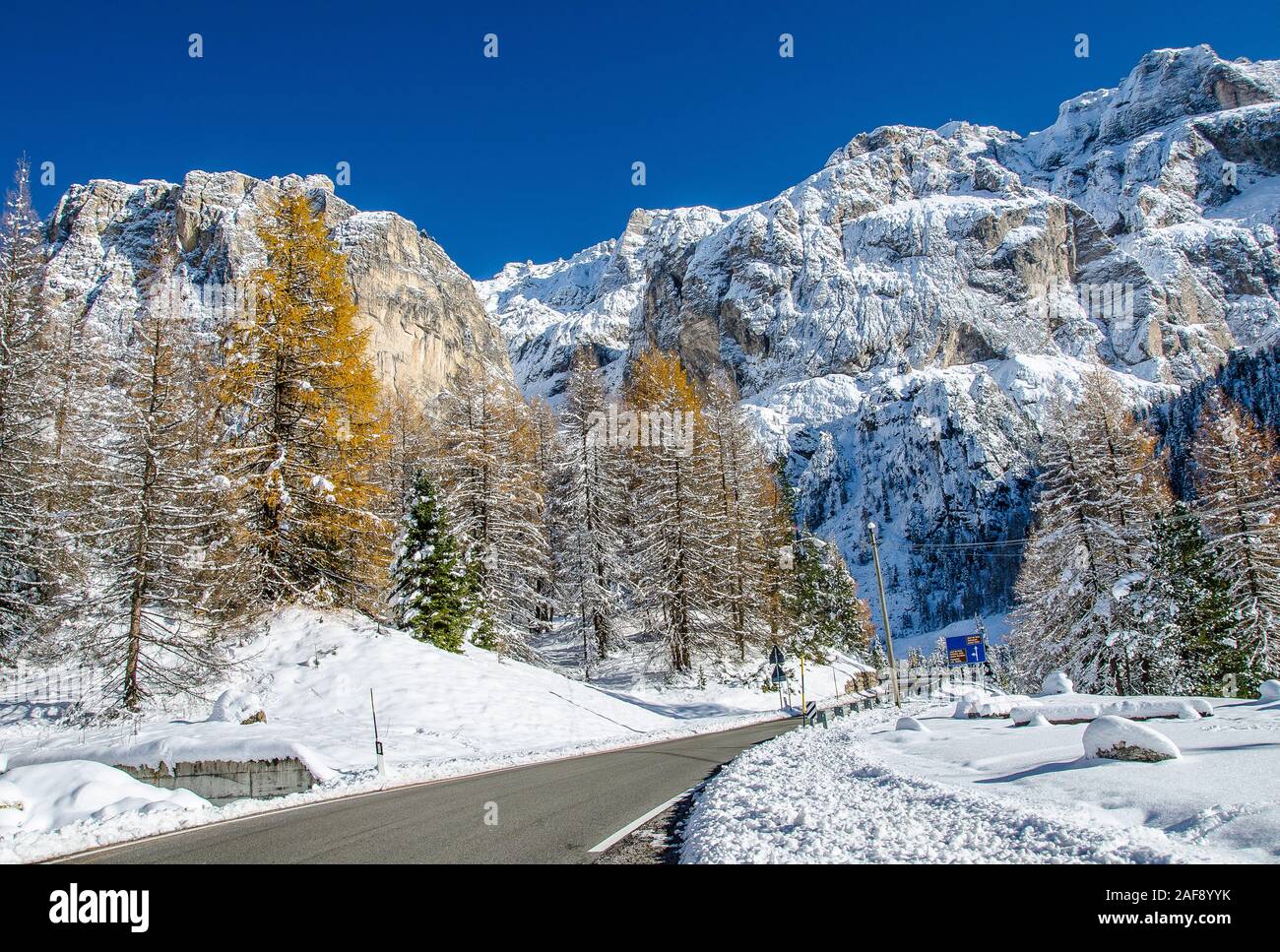 Die Sella Pass ist die dritte von 7 Dolomiten Pässe Reiter Kreuz in der jährlichen Maratona dles Dolomites eintägigen Radrennen. Stockfoto