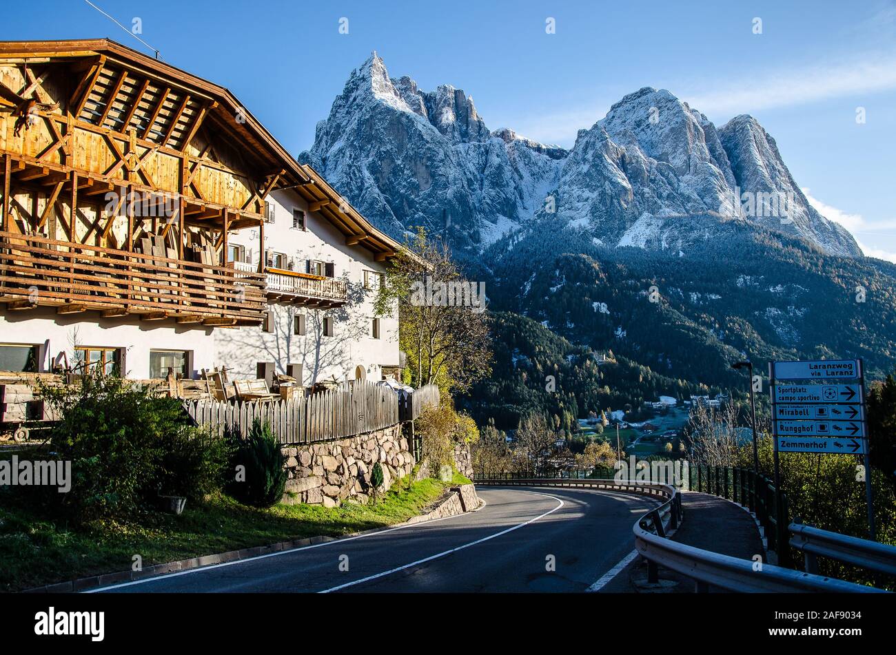 Seit 2009, den Dolomiten und damit der Seiser Alm und Schlern sind Teil des UNESCO-Weltnaturerbes aufgenommen. Stockfoto
