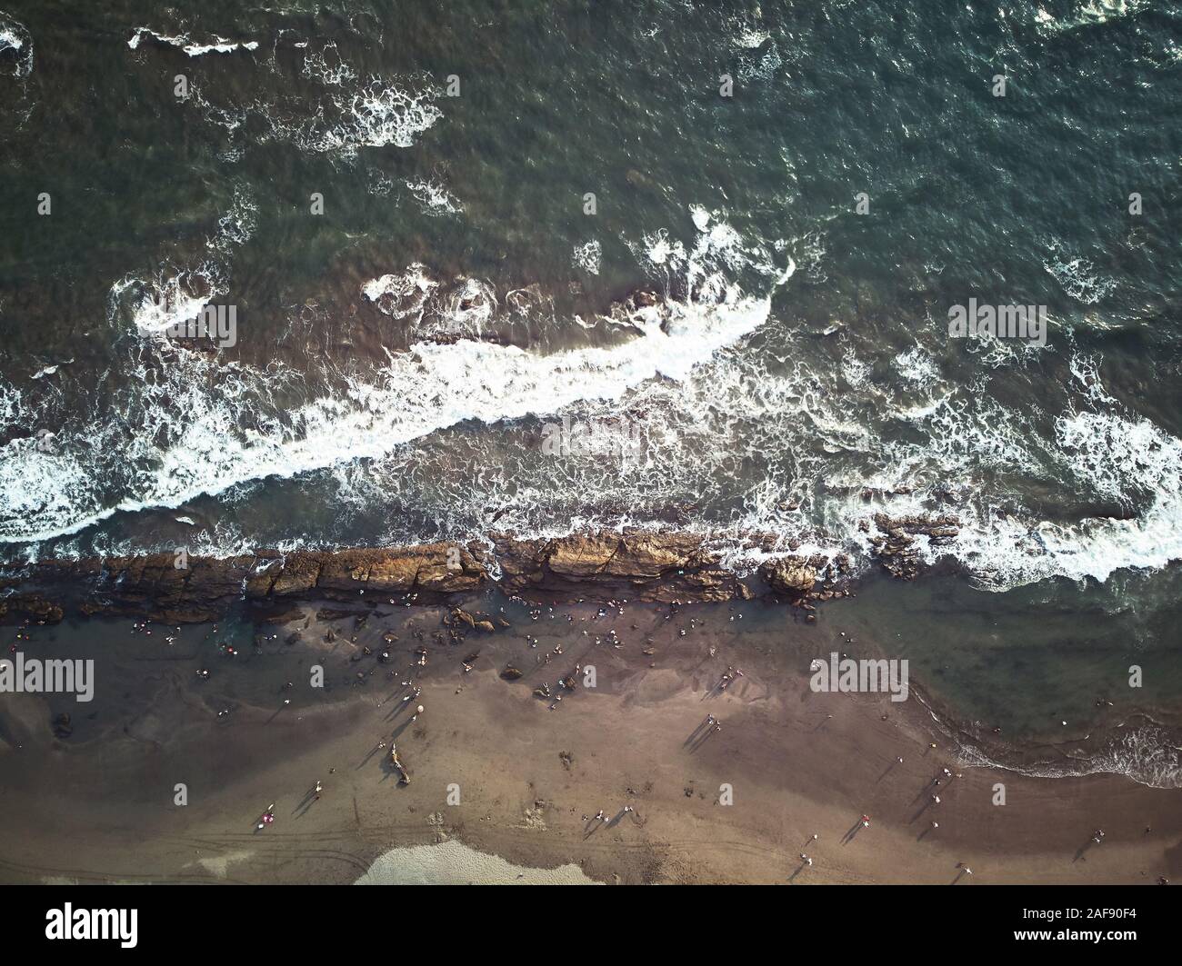 Ozean Küste mit Menschen über drone Ansicht von oben Stockfoto Ozean Küste mit Menschen über drone Ansicht von oben Stockfoto