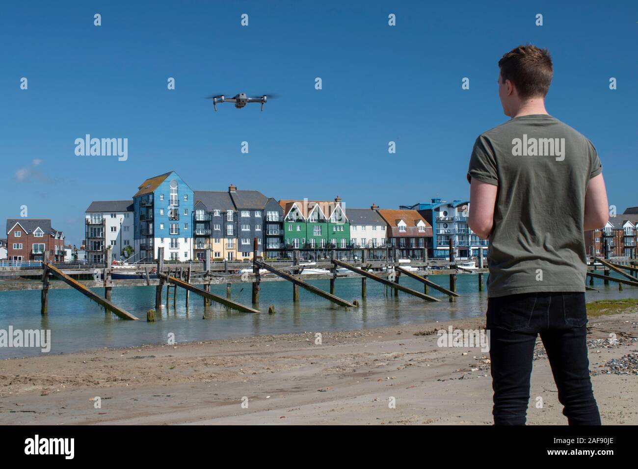 Pilot Controlling eine Drohne auf Ansatz auf den Strand zu landen. Stockfoto