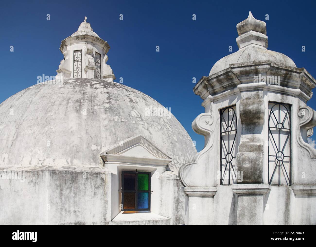 Kleine Fenster im Dach Kathedrale auf Blue Clear Sky Stockfoto