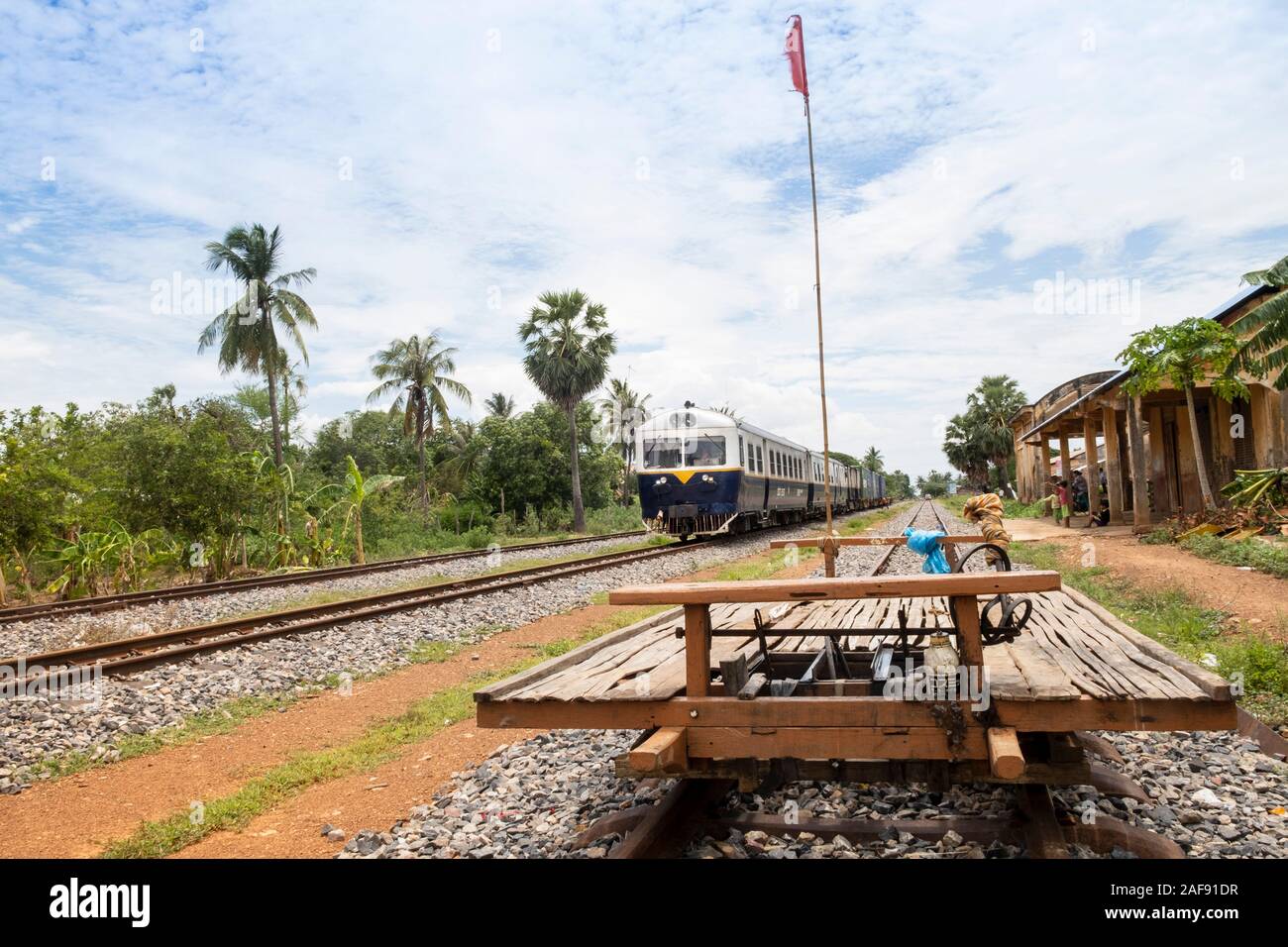 Die neu eröffnete Battambang Bambus Zug, durch Kambodschaner nach der Khmer Rouge Kriege und jetzt eine Touristenattraktion verwendet Stockfoto
