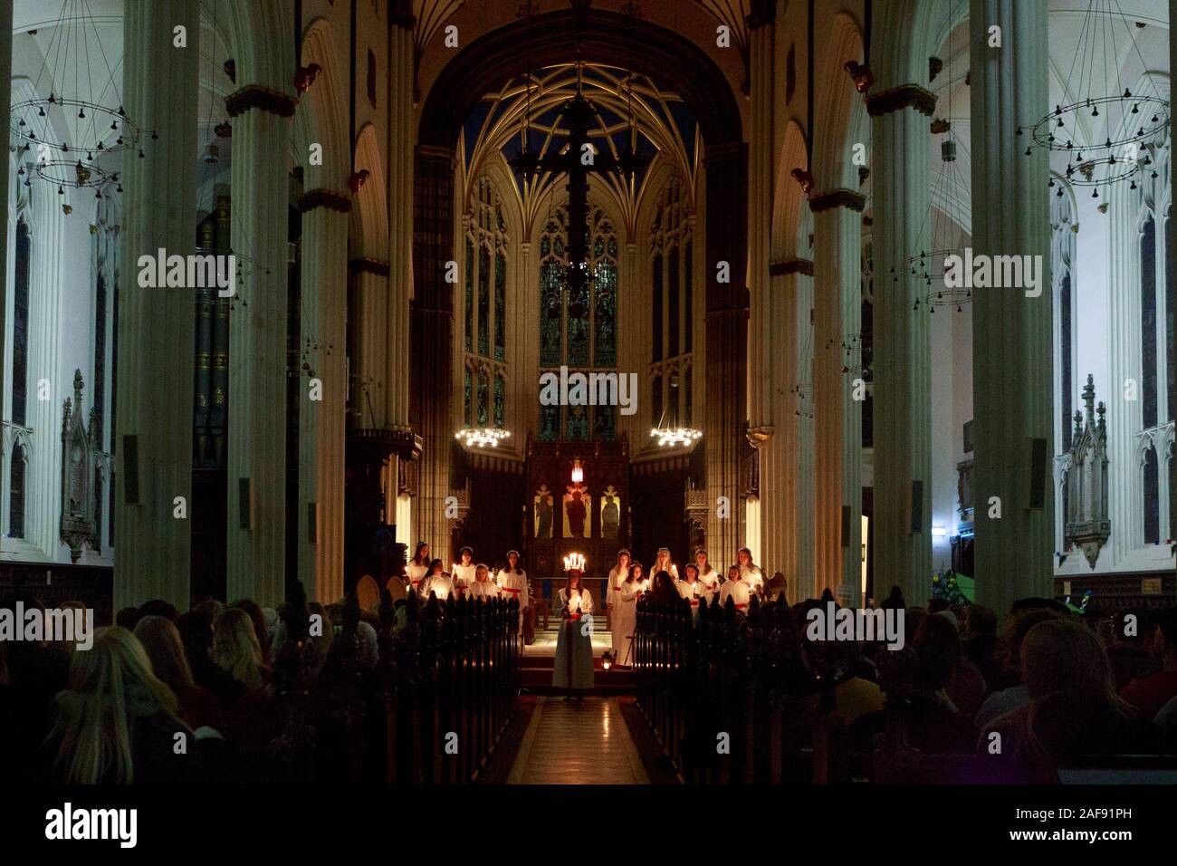 Edinburgh, Schottland. UK. 13. Dezember. 2019. Schwedische Lucia in St. John's Episcopal Church in Edinburgh. Schottland. Pako Mera/Alamy leben Nachrichten Stockfoto