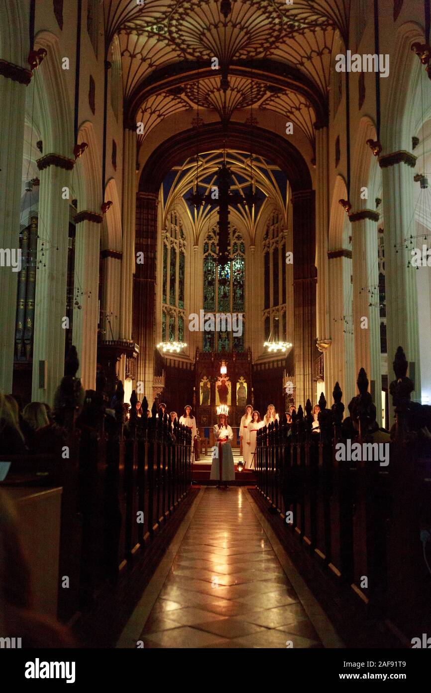 Edinburgh, Schottland. UK. 13. Dezember. 2019. Schwedische Lucia in St. John's Episcopal Church in Edinburgh. Schottland. Pako Mera/Alamy leben Nachrichten Stockfoto