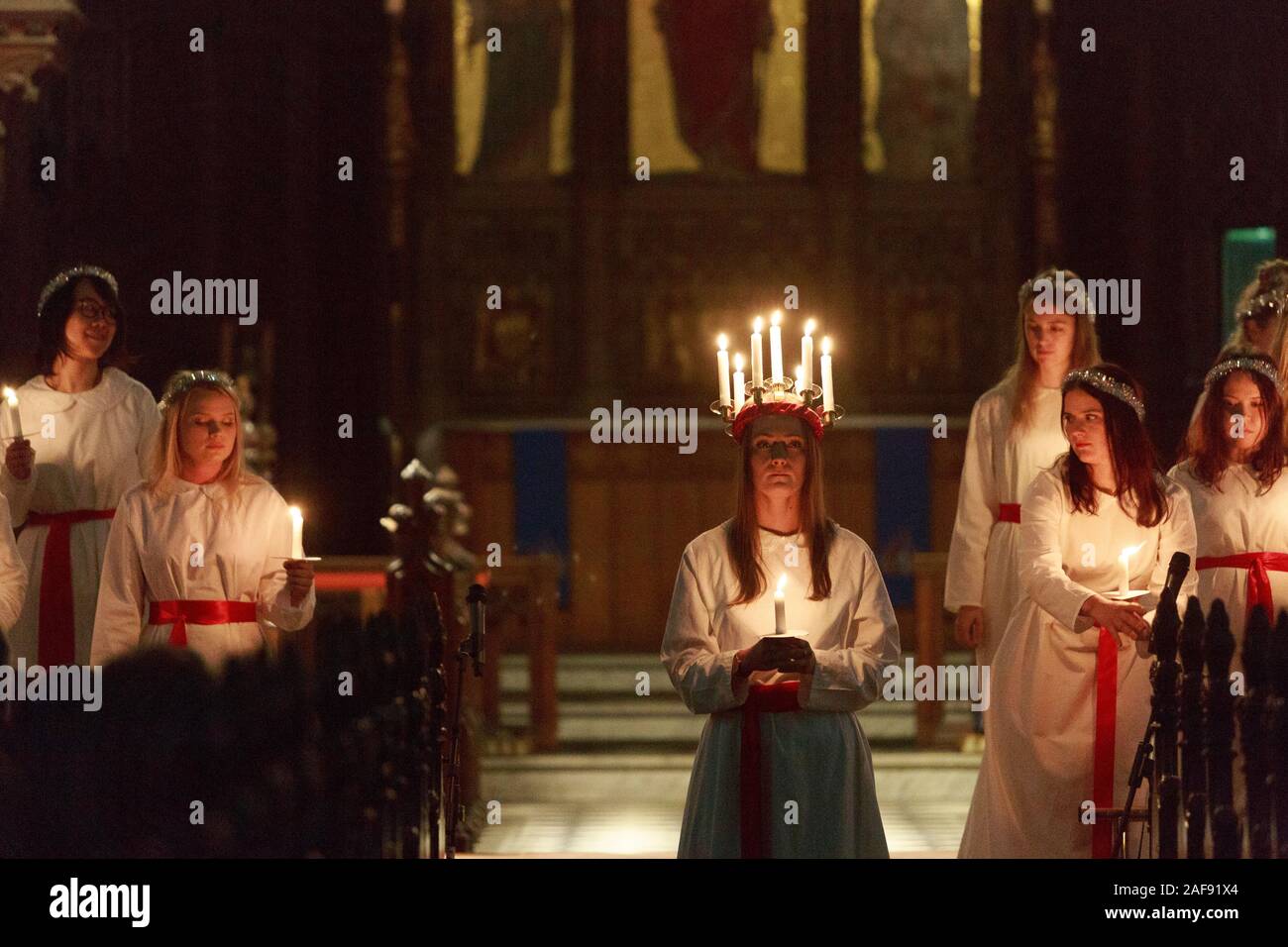 Edinburgh, Schottland. UK. 13. Dezember. 2019. Schwedische Lucia in St. John's Episcopal Church in Edinburgh. Schottland. Pako Mera/Alamy leben Nachrichten Stockfoto