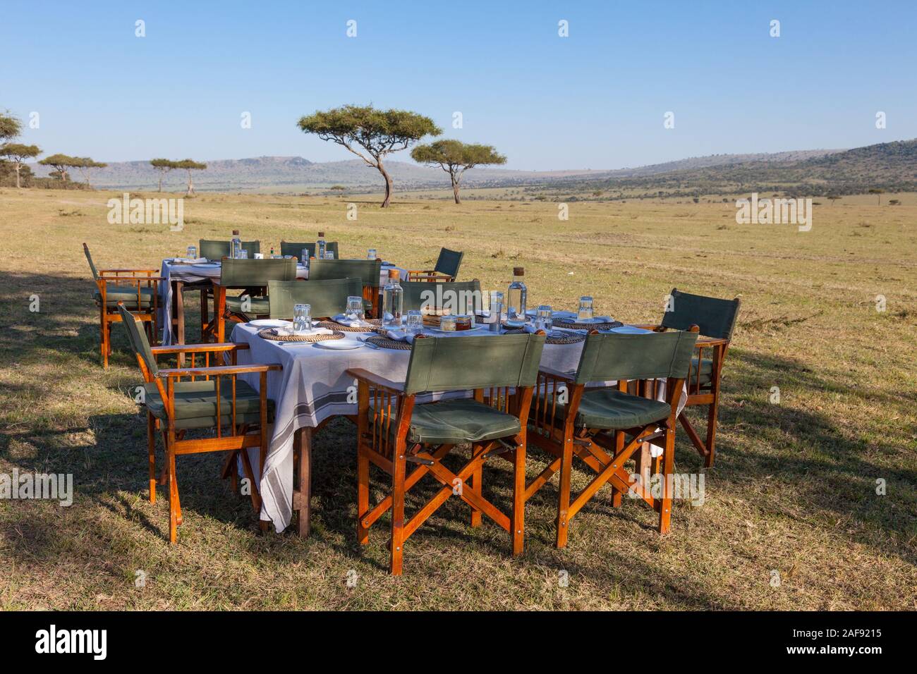 Tansania. Die Tische für das Frühstück auf die nördliche Serengeti Plain. Stockfoto