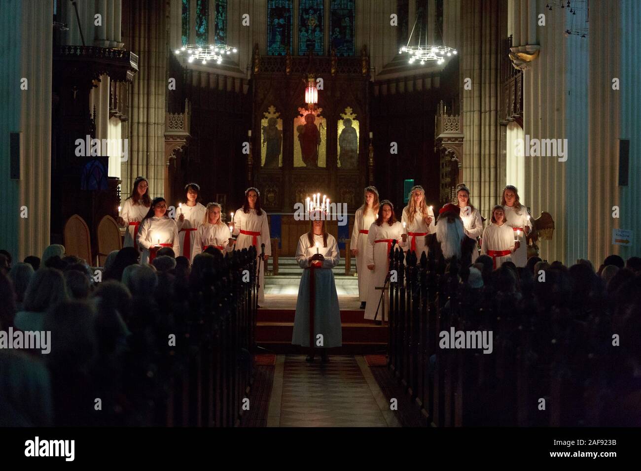 Edinburgh, Schottland. UK. 13. Dezember. 2019. Schwedische Lucia in St. John's Episcopal Church in Edinburgh. Schottland. Pako Mera/Alamy leben Nachrichten Stockfoto