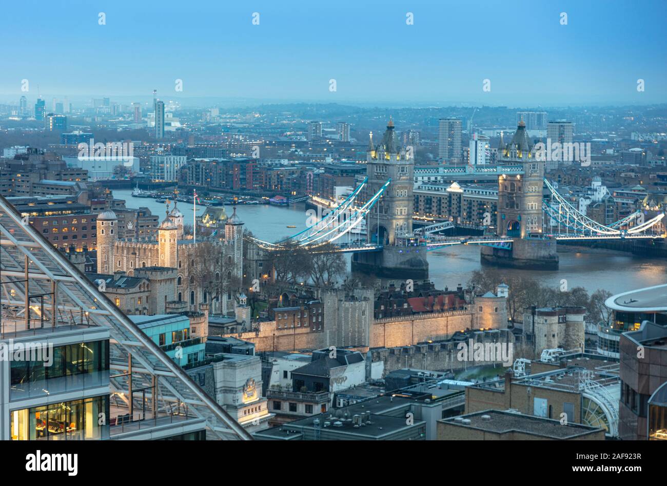 Die Tower Bridge, den Tower von London und im Osten der Stadt London Financial District, London, UK Stockfoto