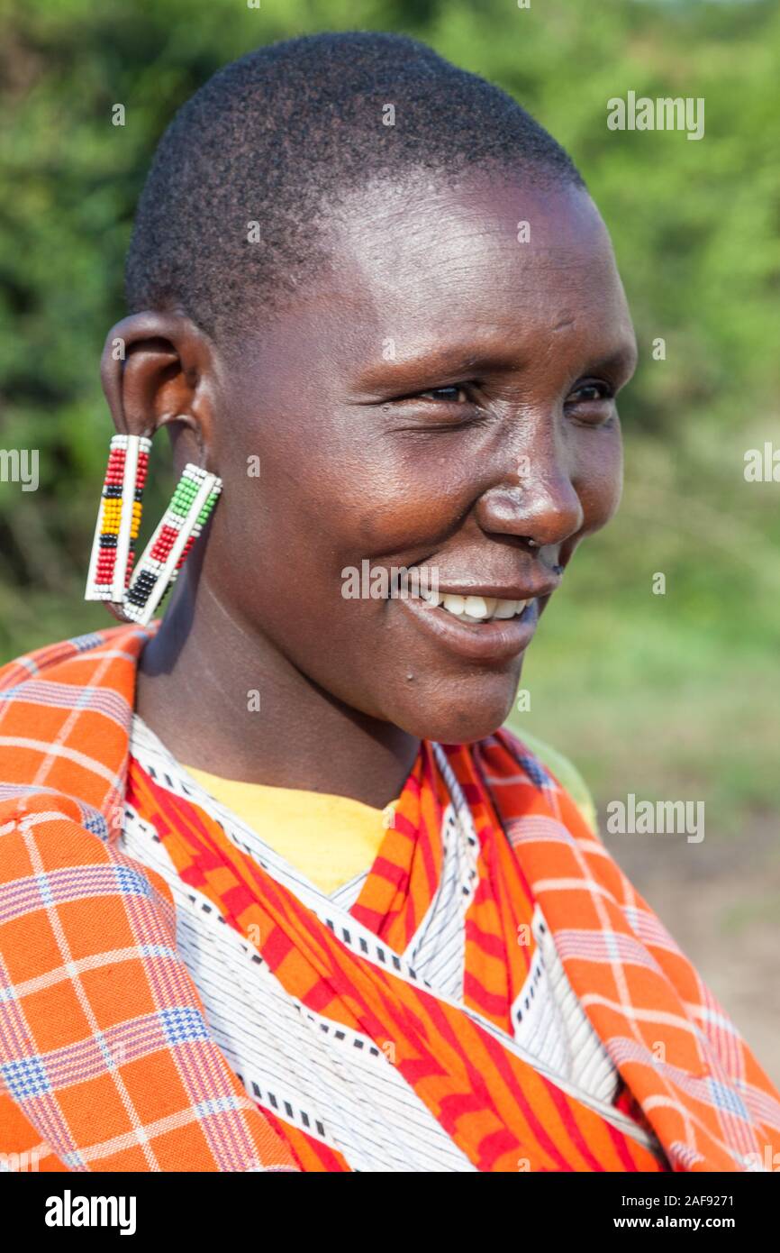 Tansania. Massai-frau mit Ohrringe, Ololosokwan Dorf, nördliche Serengeti. Stockfoto