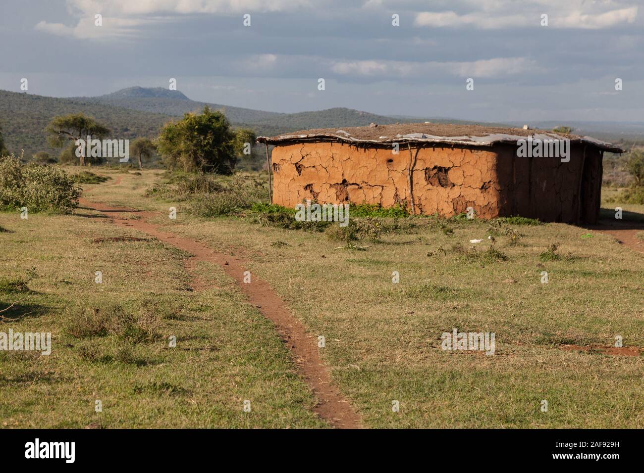 Tansania. Maasai Haus im Dorf von Ololosokwan, nördliche Serengeti. Stockfoto