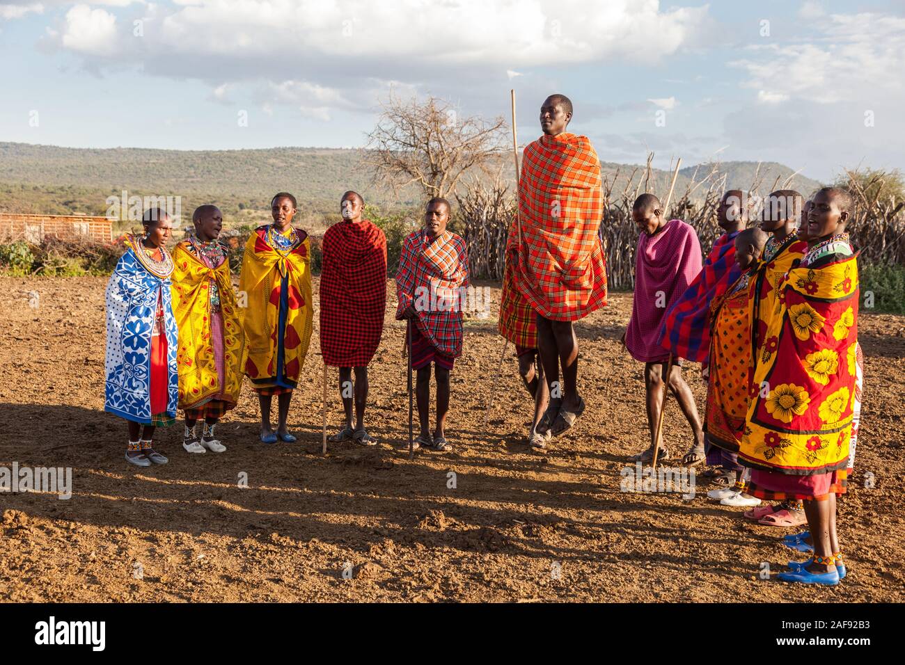 Tansania. Serengeti. Maasai Dorfbewohner von Ololosokwan Durchführen einer Willkommen Tanz. Stockfoto