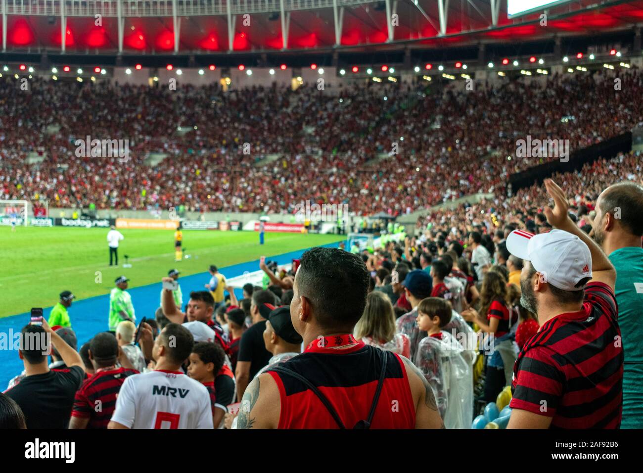 Fußball-Fans auf einem brasilianischen Fußball-Spiel im Maracana-stadion. Flamengo. Stockfoto