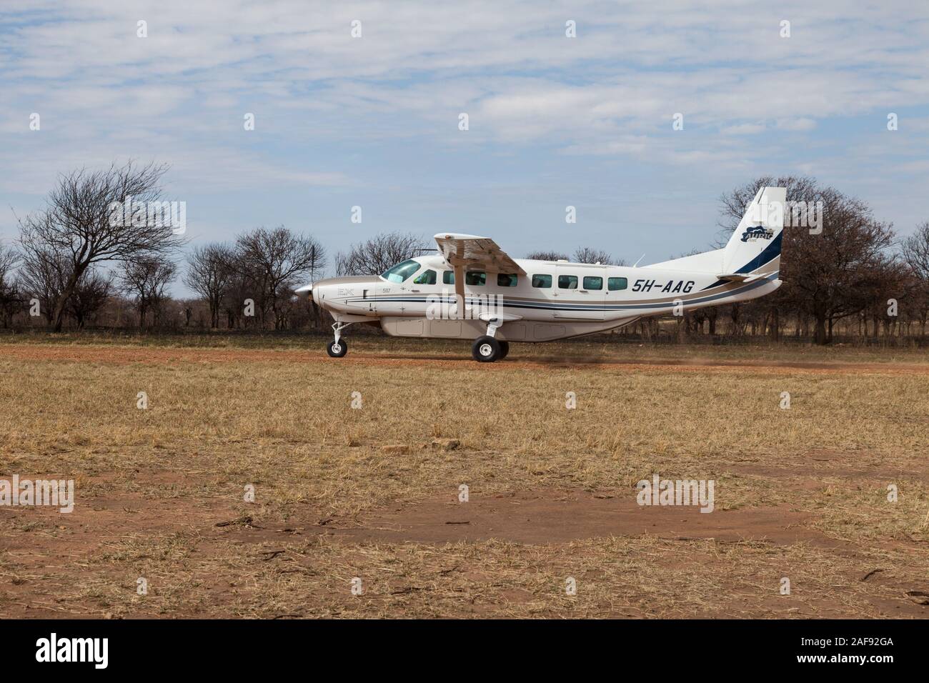 Tansania. Flugzeuge Rollen in Lobo Landebahn, Serengeti National Park. Stockfoto