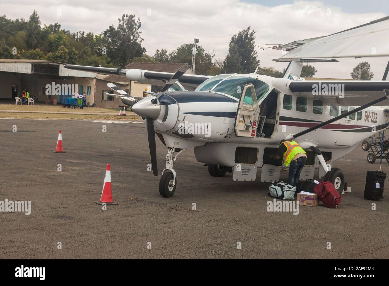 Tansania. Entladen des Gepäcks in Arusha inländischen Flughafen. Stockfoto