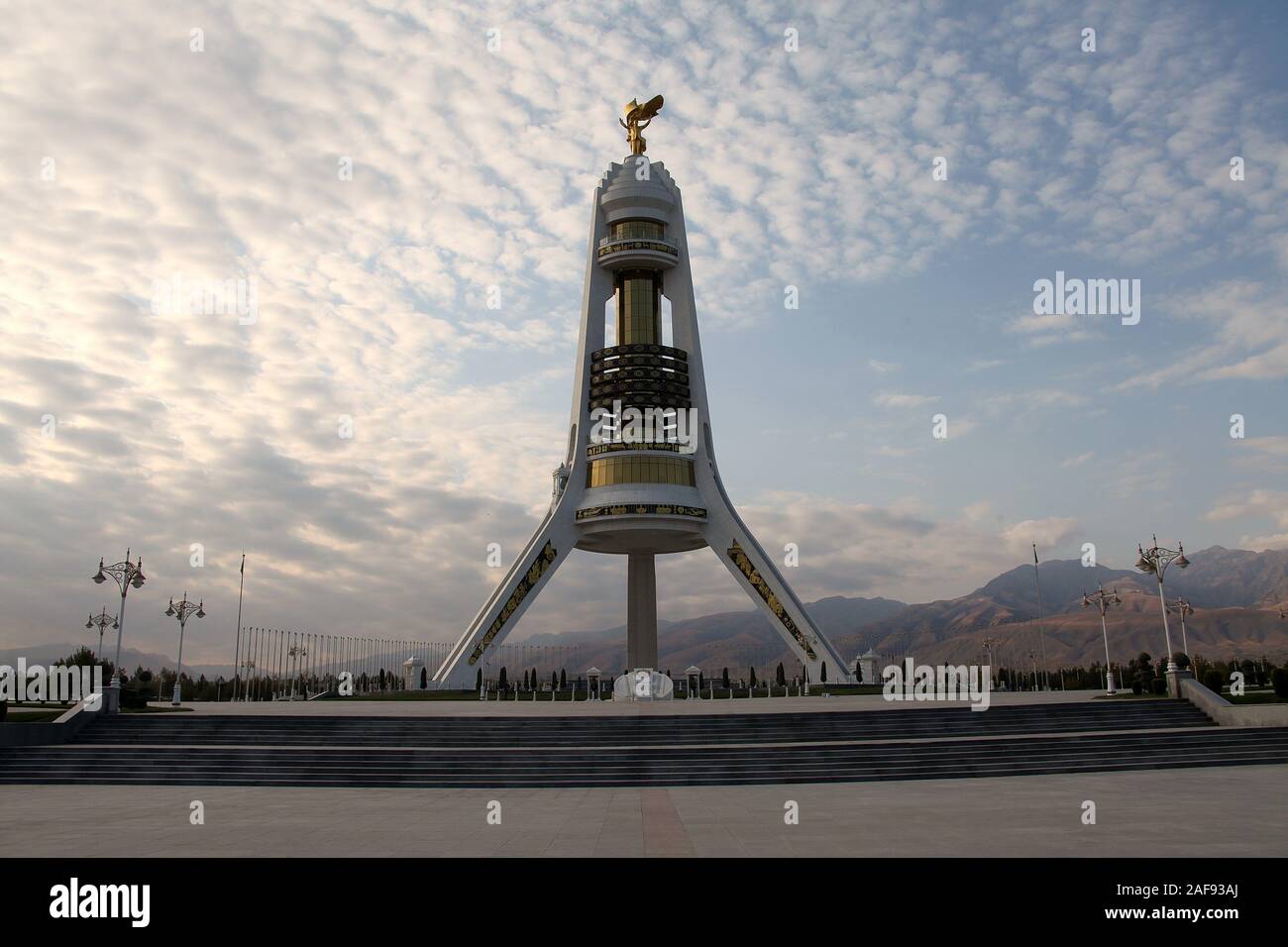 Arch der Neutralität in Aschgabat gekrönt mit einer goldenen Statue des ehemaligen Präsidenten Saparmurat Nijasow Stockfoto