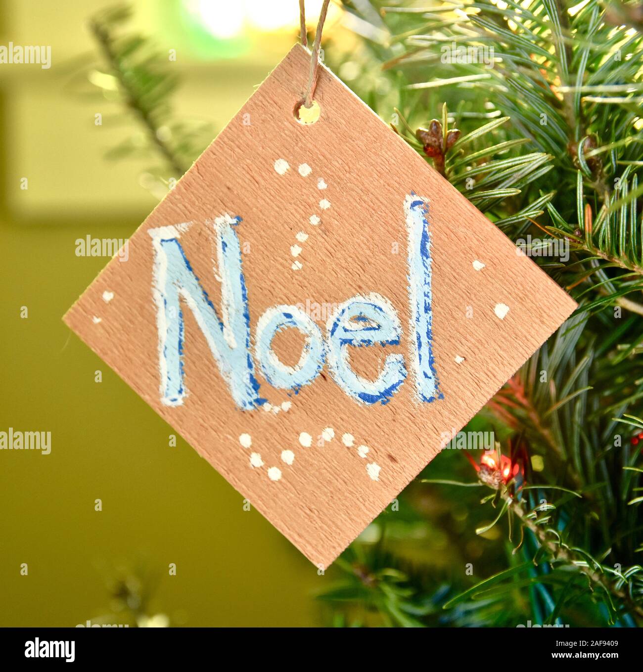 Handbemalt Noel Weihnachtsbaum Verzierung. Nahaufnahme Stockfoto