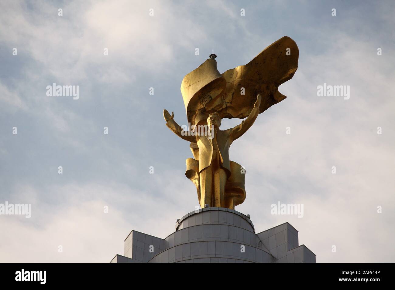 Arch der Neutralität in Aschgabat gekrönt mit einer goldenen Statue des ehemaligen Präsidenten Saparmurat Nijasow Stockfoto