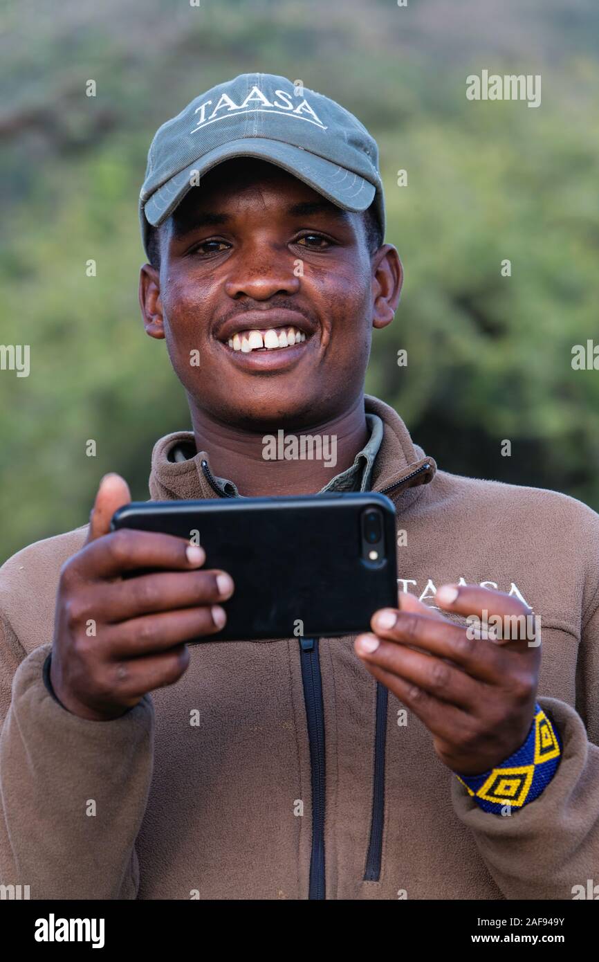 Tansania. Serengeti. Dominic, ein Maasai Spiel Fahrer und Führer. Stockfoto